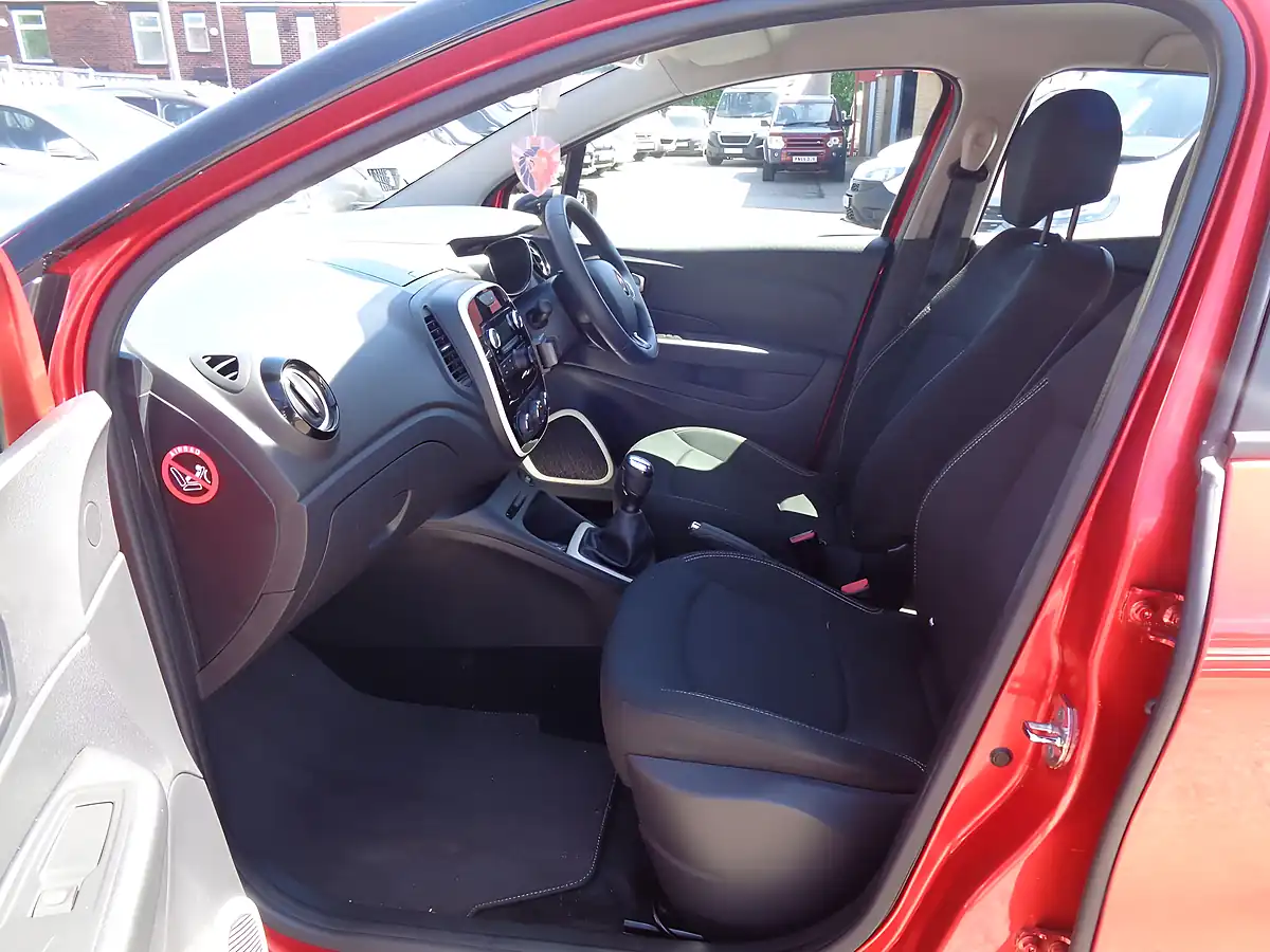 Used 2019 Renault Captur Play Red - Interior and Exterior details 13