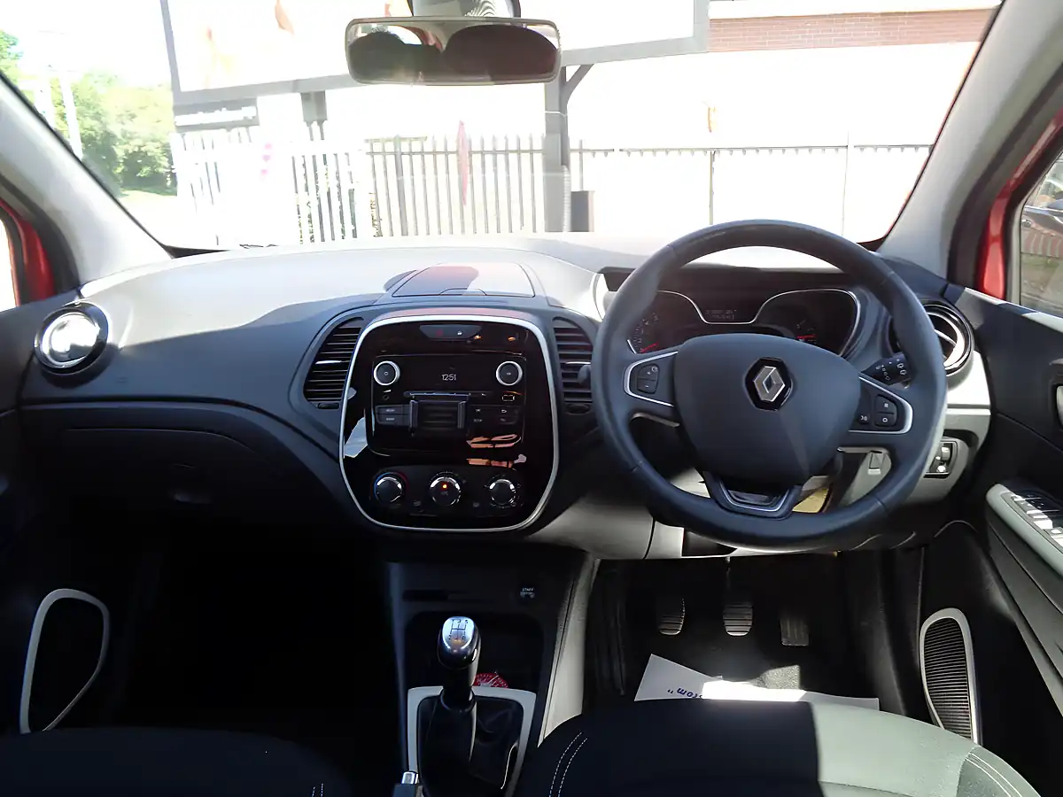 Used 2019 Renault Captur Play Red - Interior and Exterior details 14