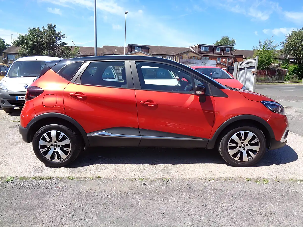 Used 2019 Renault Captur Play Red - Interior and Exterior details 3