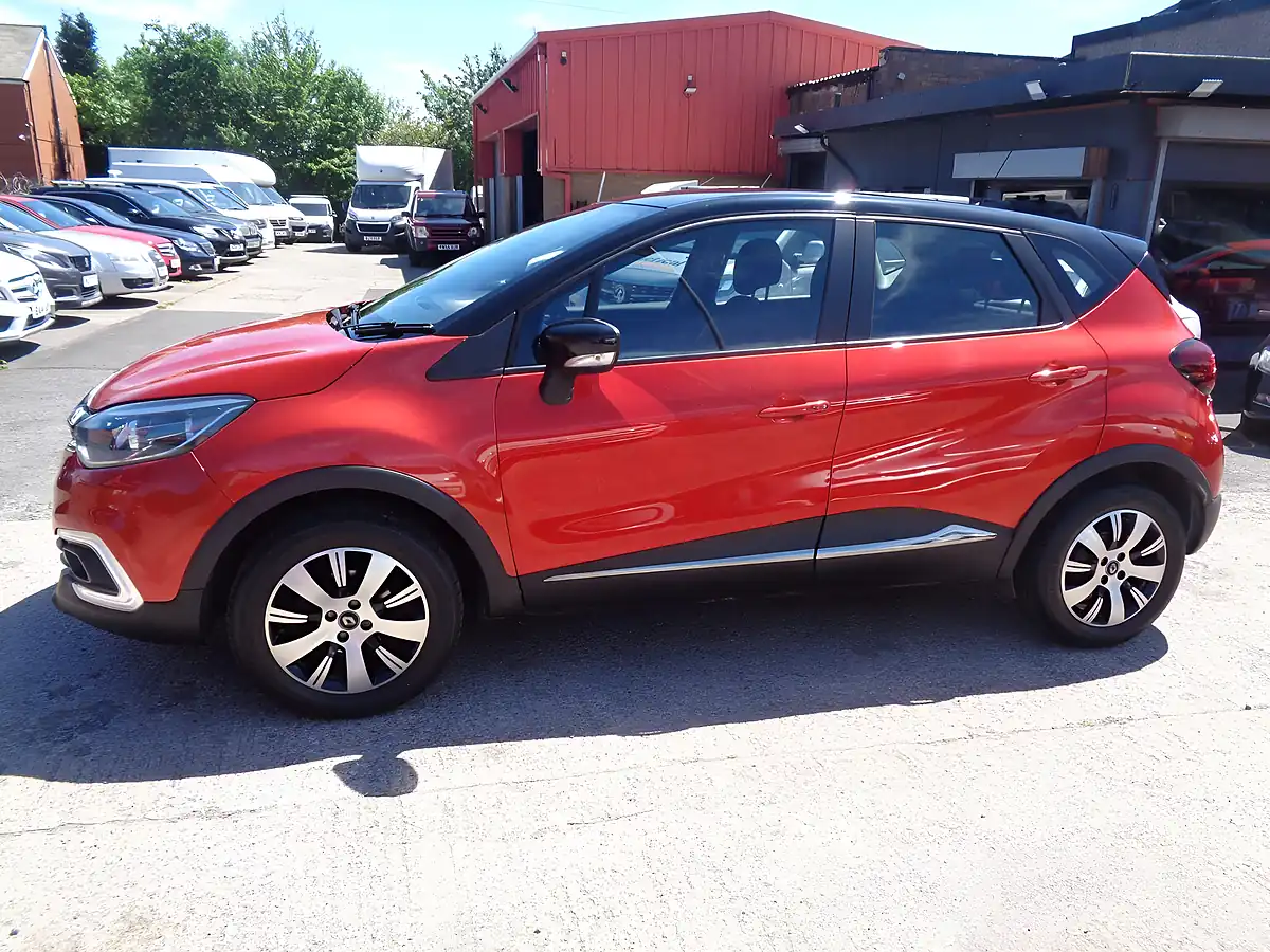 Used 2019 Renault Captur Play Red - Interior and Exterior details 5