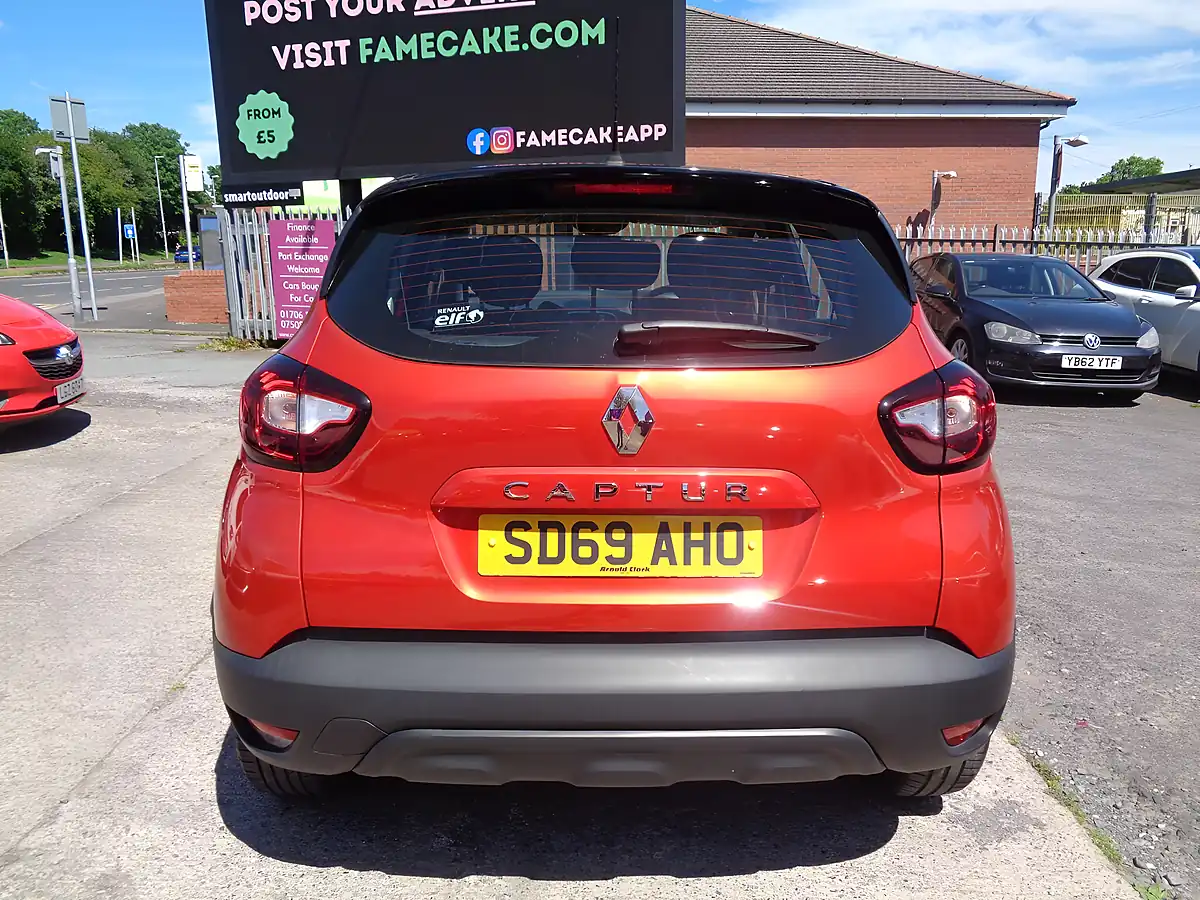 Used 2019 Renault Captur Play Red - Interior and Exterior details 8