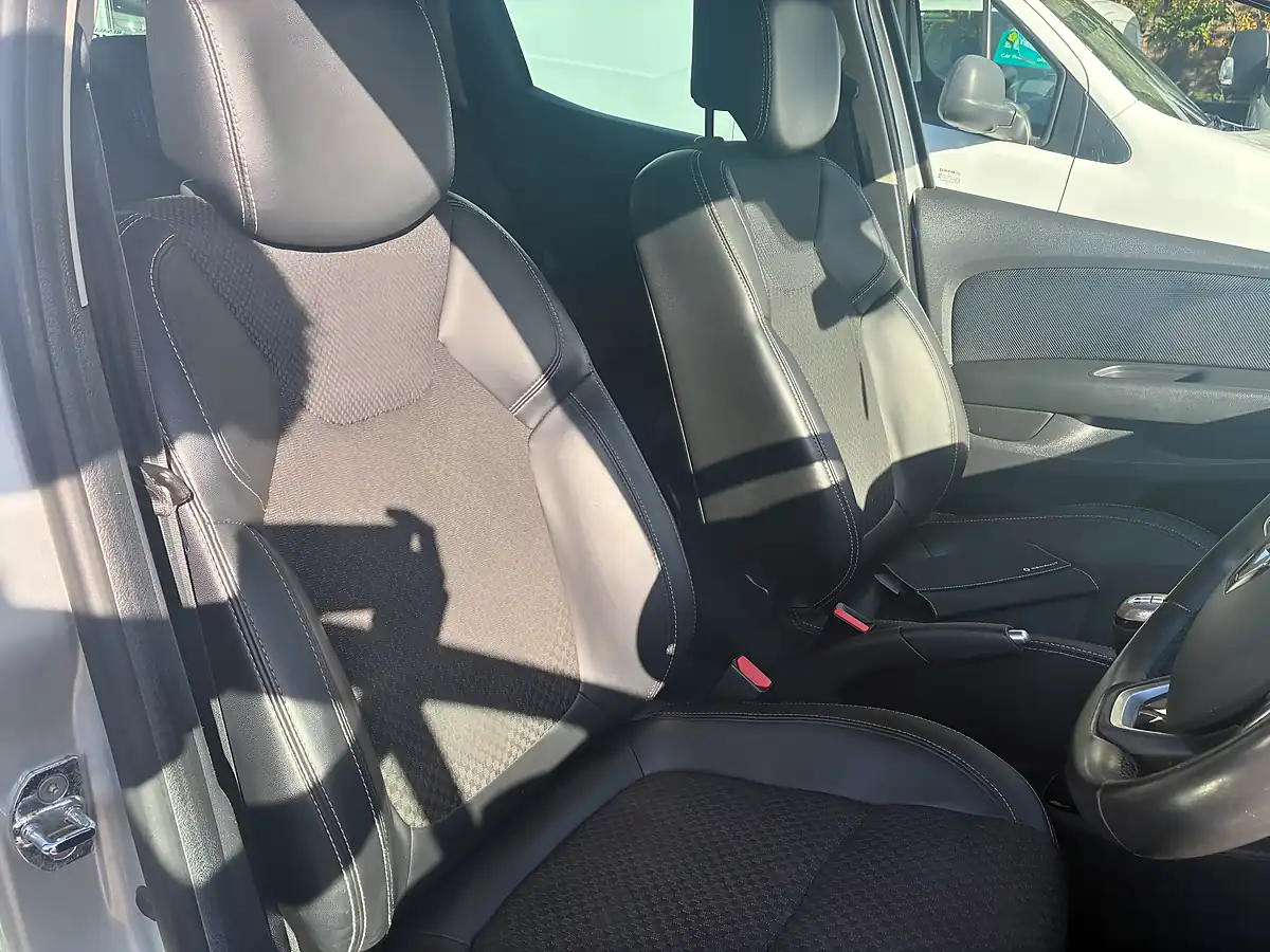 Used 2019 Renault Clio GT Line Silver - Interior and Exterior details 15