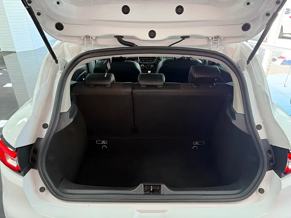 Used 2019 Renault Clio GT Line White - Interior and Exterior details 10