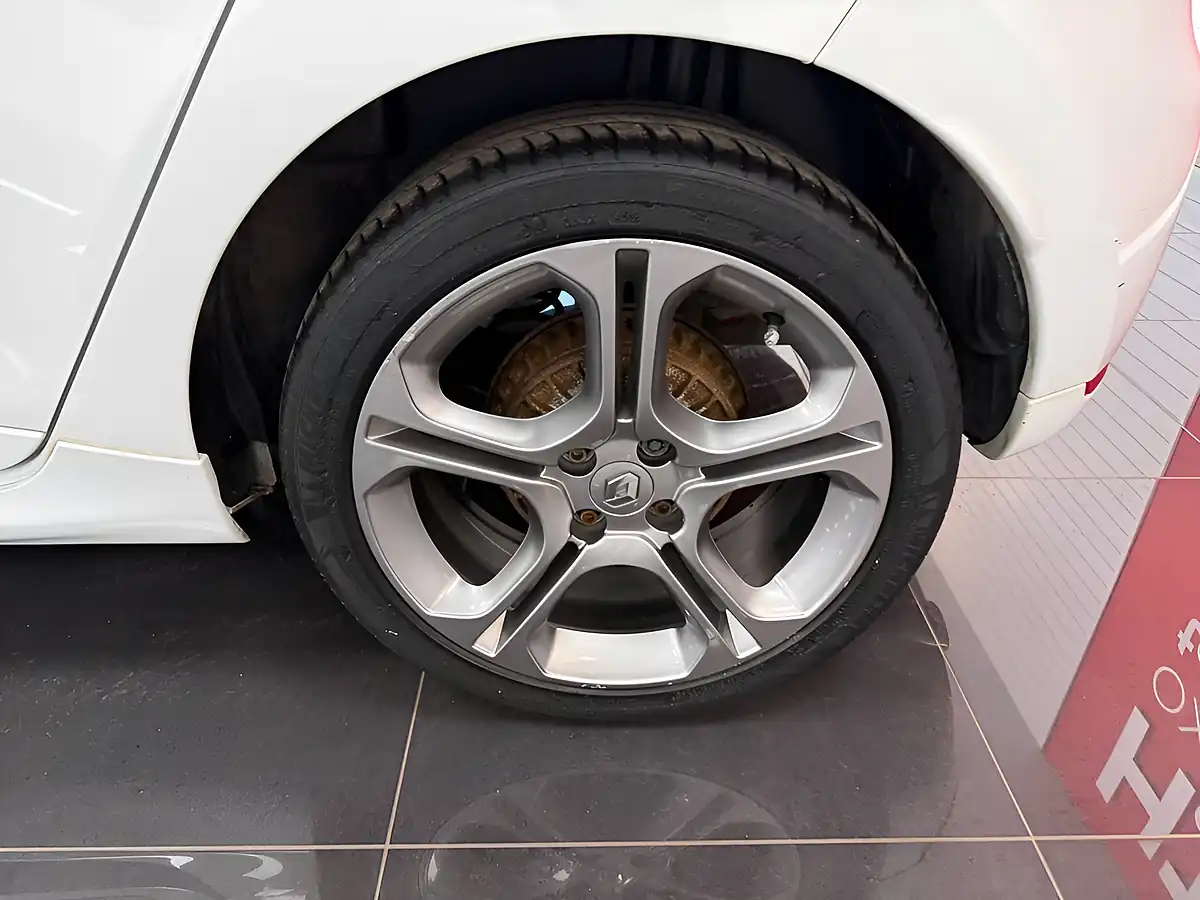 Used 2019 Renault Clio GT Line White - Interior and Exterior details 13