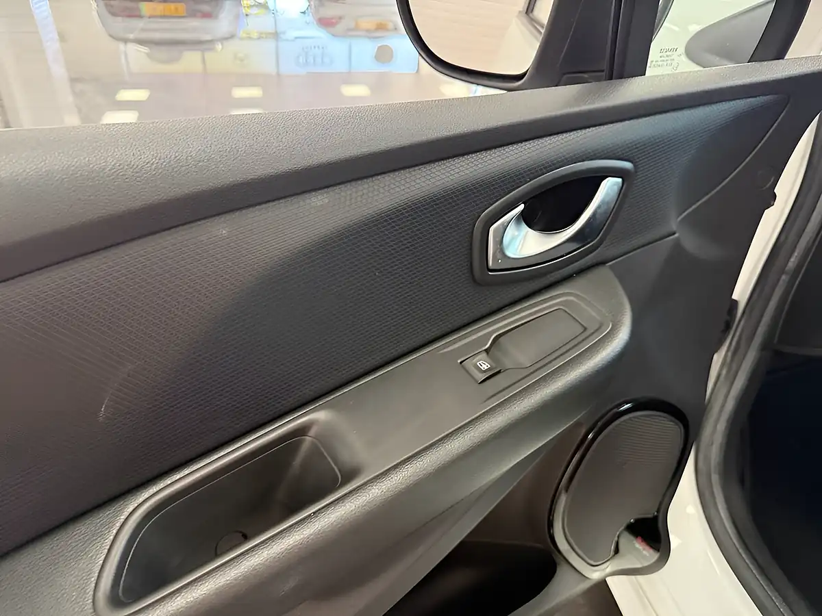 Used 2019 Renault Clio GT Line White - Interior and Exterior details 17