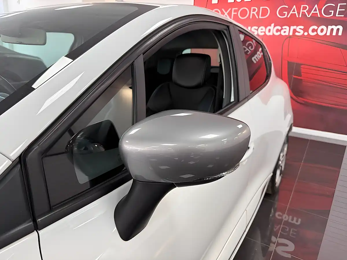 Used 2019 Renault Clio GT Line White - Interior and Exterior details 18