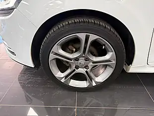Used 2019 Renault Clio GT Line White - Interior and Exterior details 19
