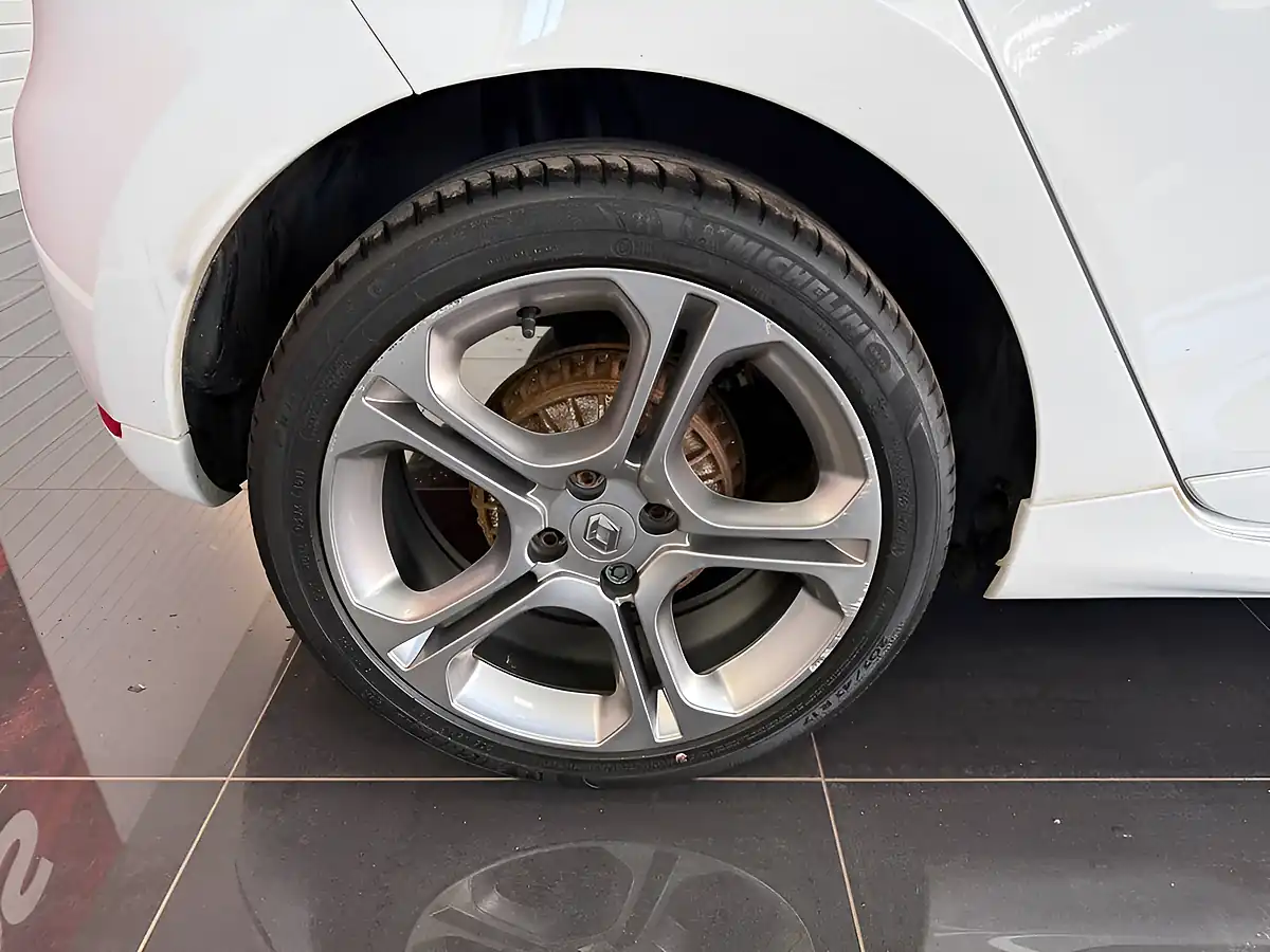 Used 2019 Renault Clio GT Line White - Interior and Exterior details 3
