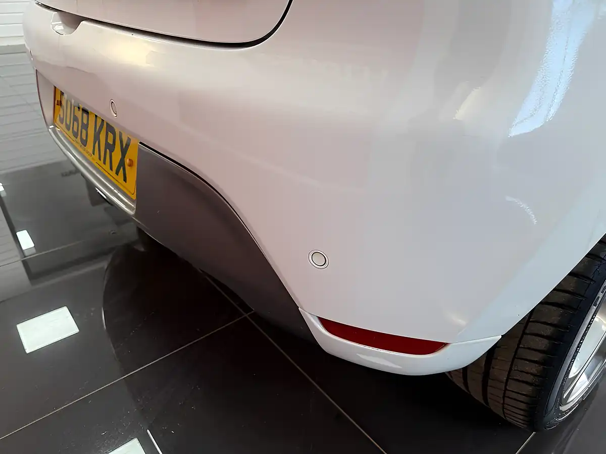 Used 2019 Renault Clio GT Line White - Interior and Exterior details 9