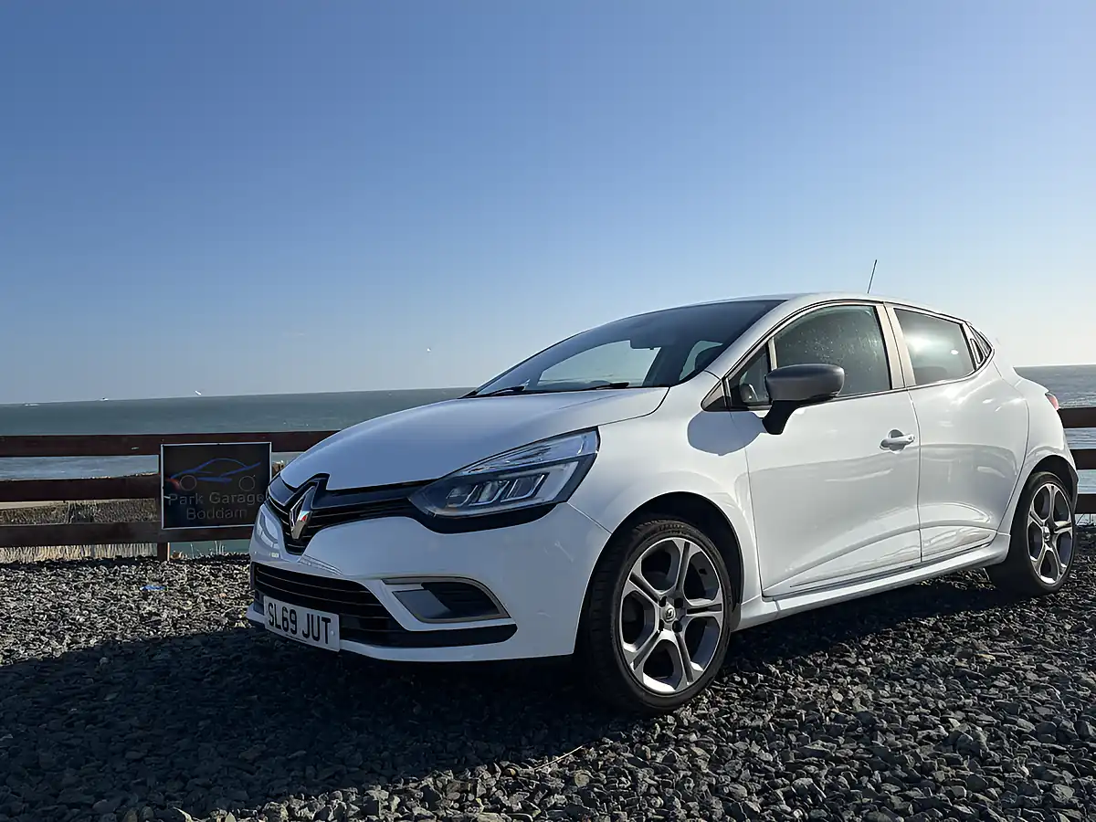 Used 2019 Renault Clio GT Line White - Front View