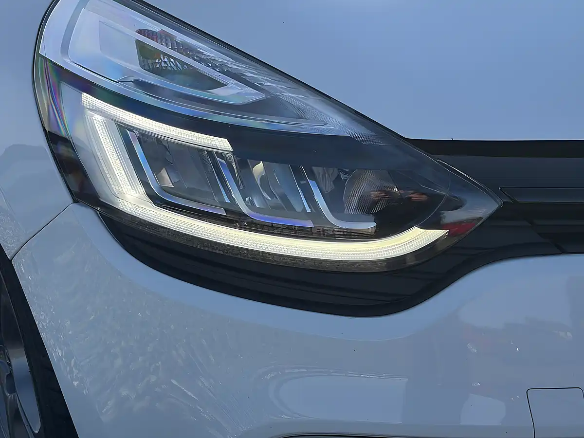 Used 2019 Renault Clio GT Line White - Interior and Exterior details 10