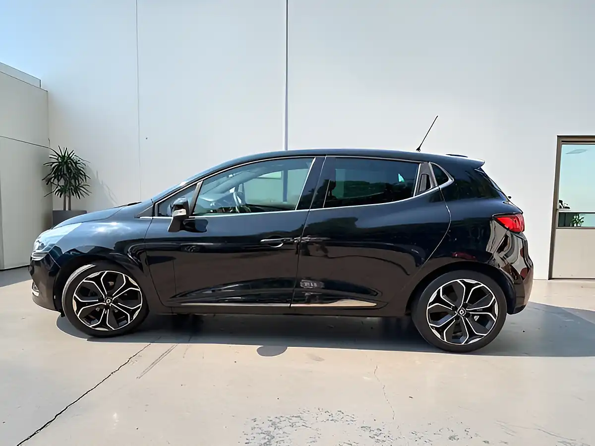 Used 2019 Renault Clio Iconic Black - Interior and Exterior details 4