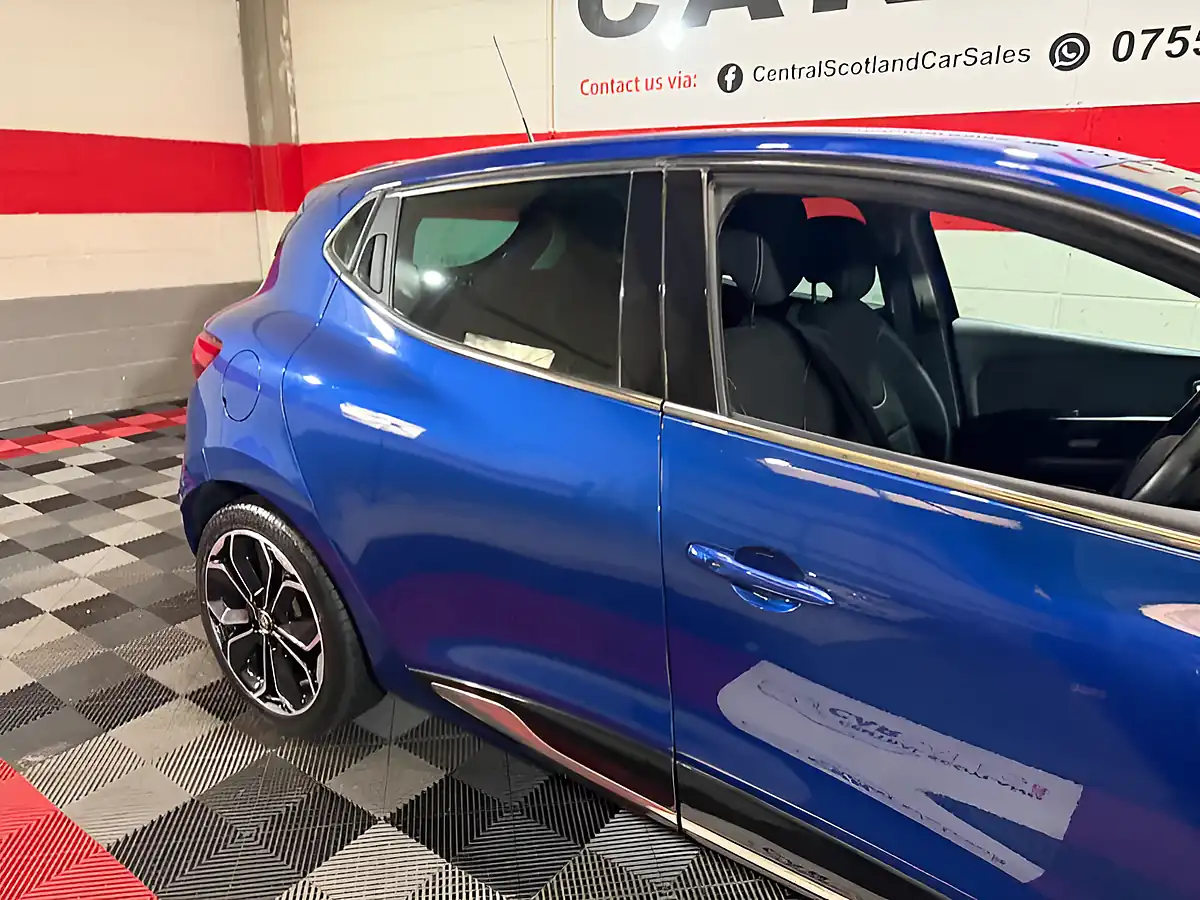 Used 2019 Renault Clio Iconic Blue - Interior and Exterior details 17