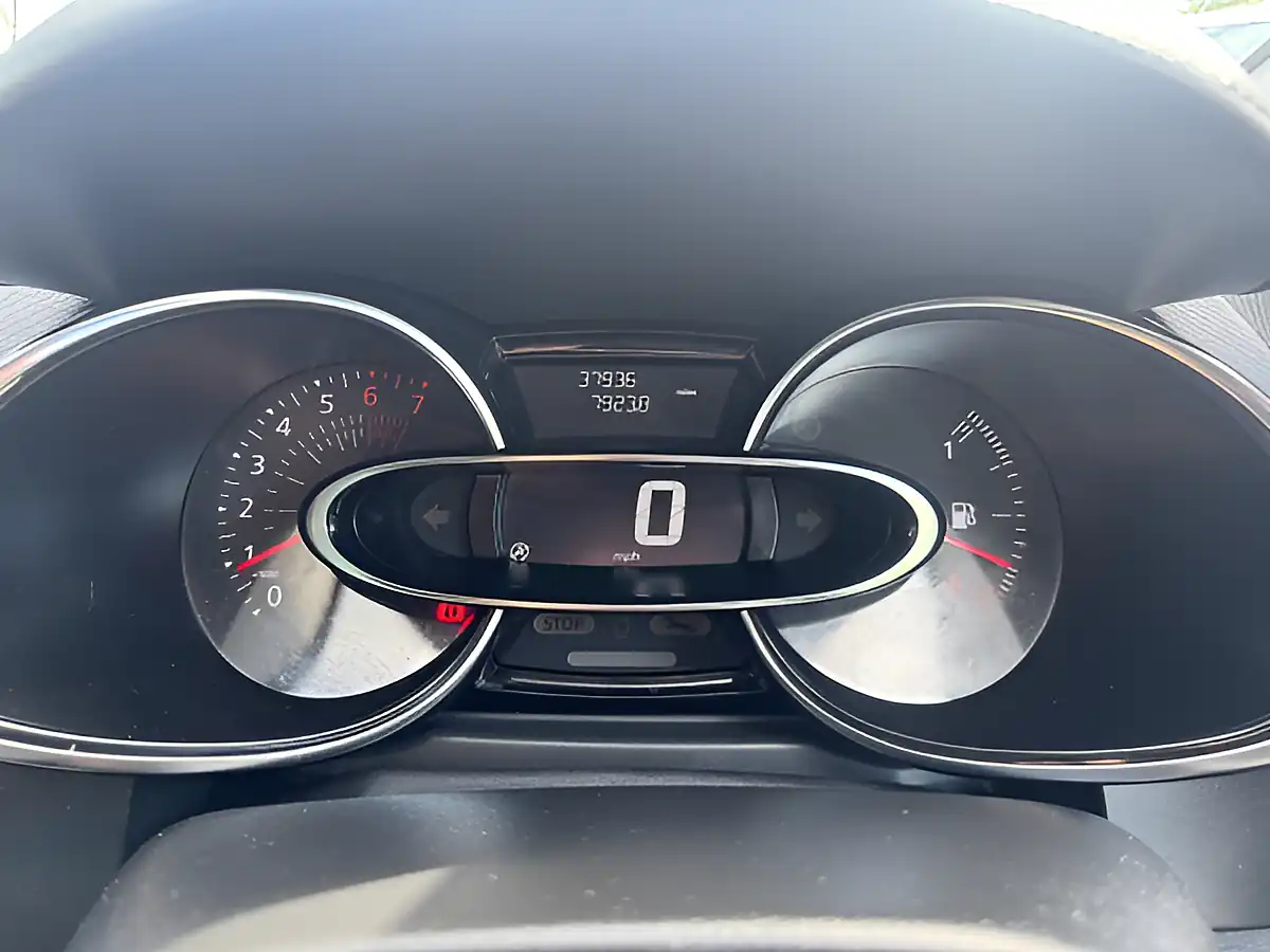 Used 2019 Renault Clio Iconic Red - Interior and Exterior details 13