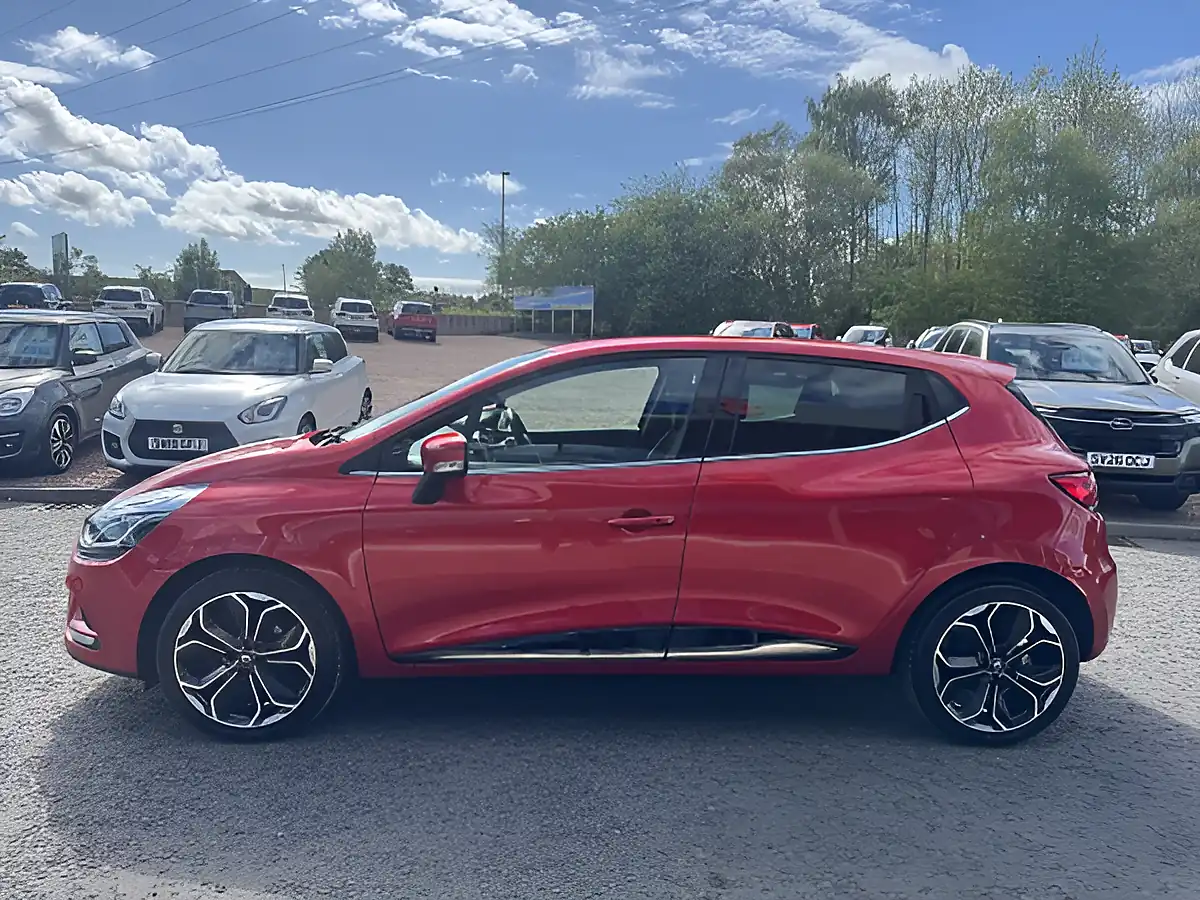 Used 2019 Renault Clio Iconic Red - Interior and Exterior details 4