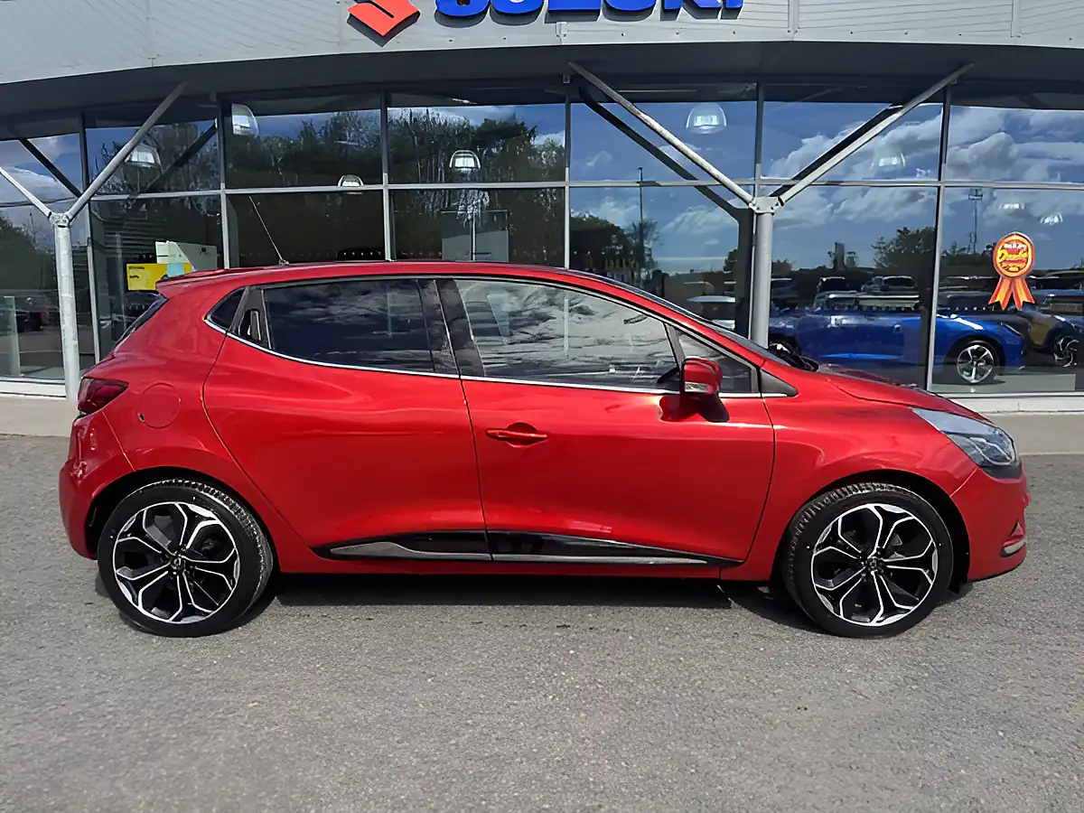 Used 2019 Renault Clio Iconic Red - Interior and Exterior details 9