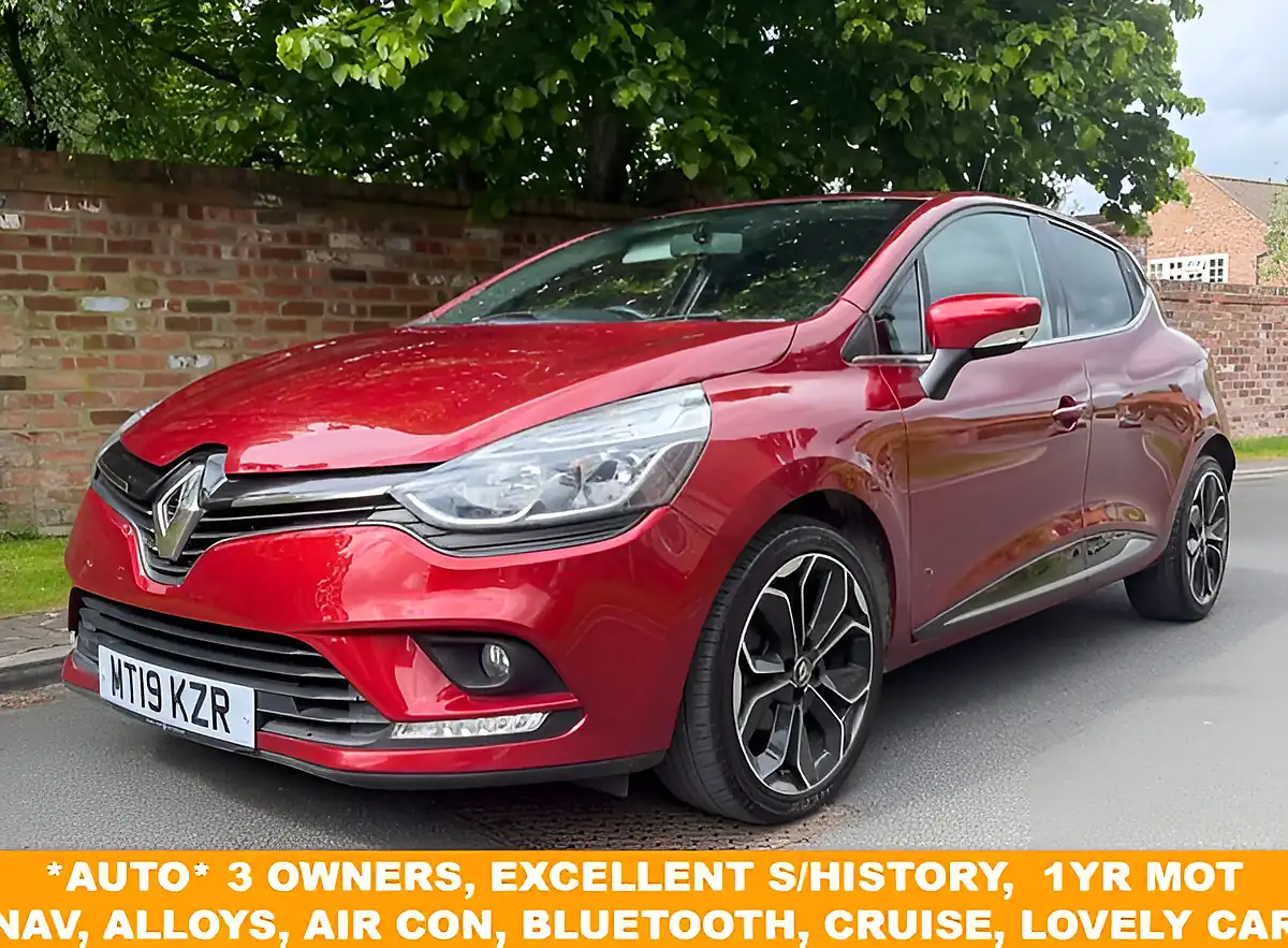 Used 2019 Renault Clio Iconic Red - Front View