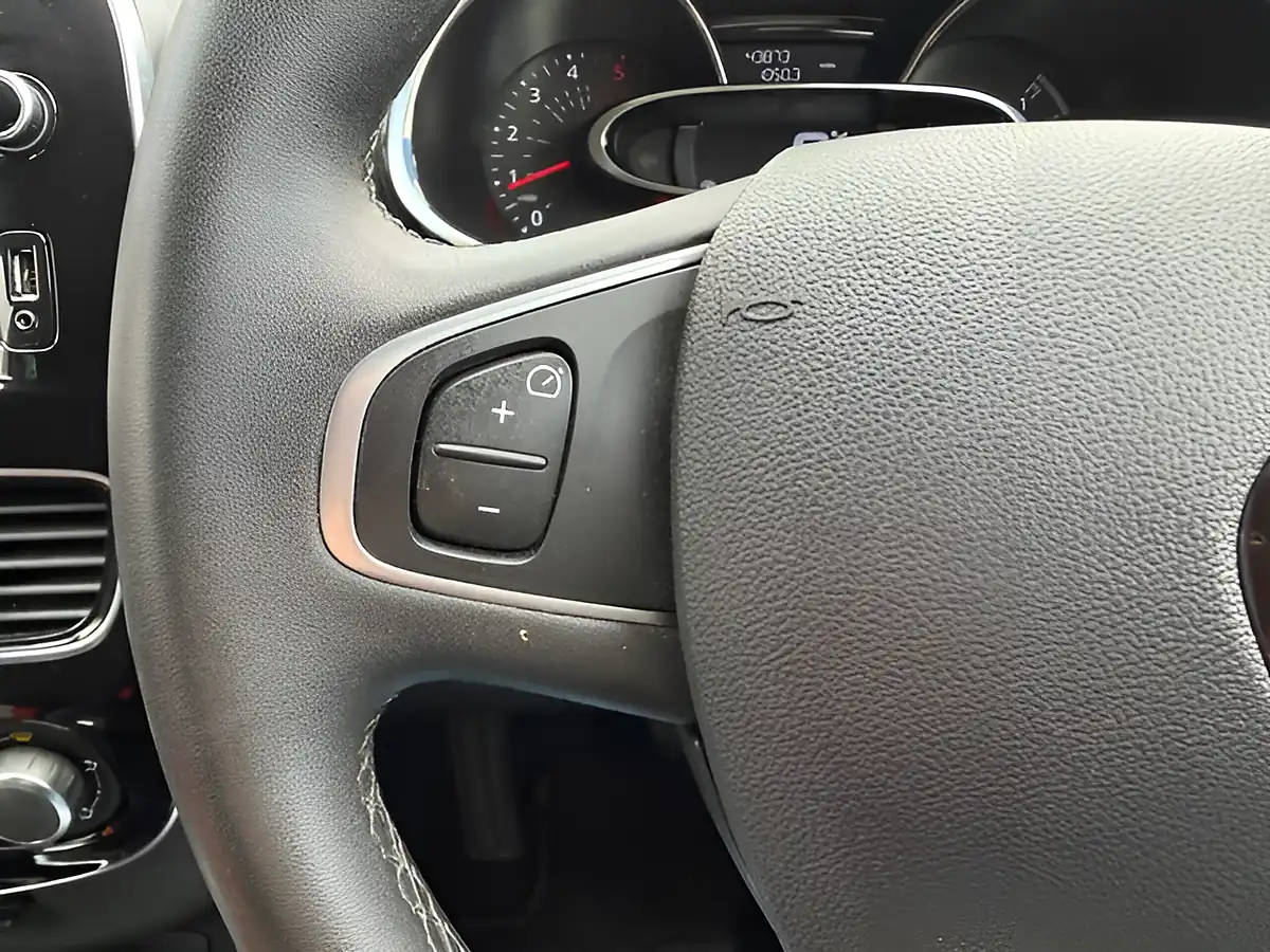 Used 2019 Renault Clio Iconic Red - Interior and Exterior details 12