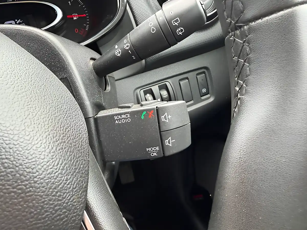 Used 2019 Renault Clio Iconic Red - Interior and Exterior details 13