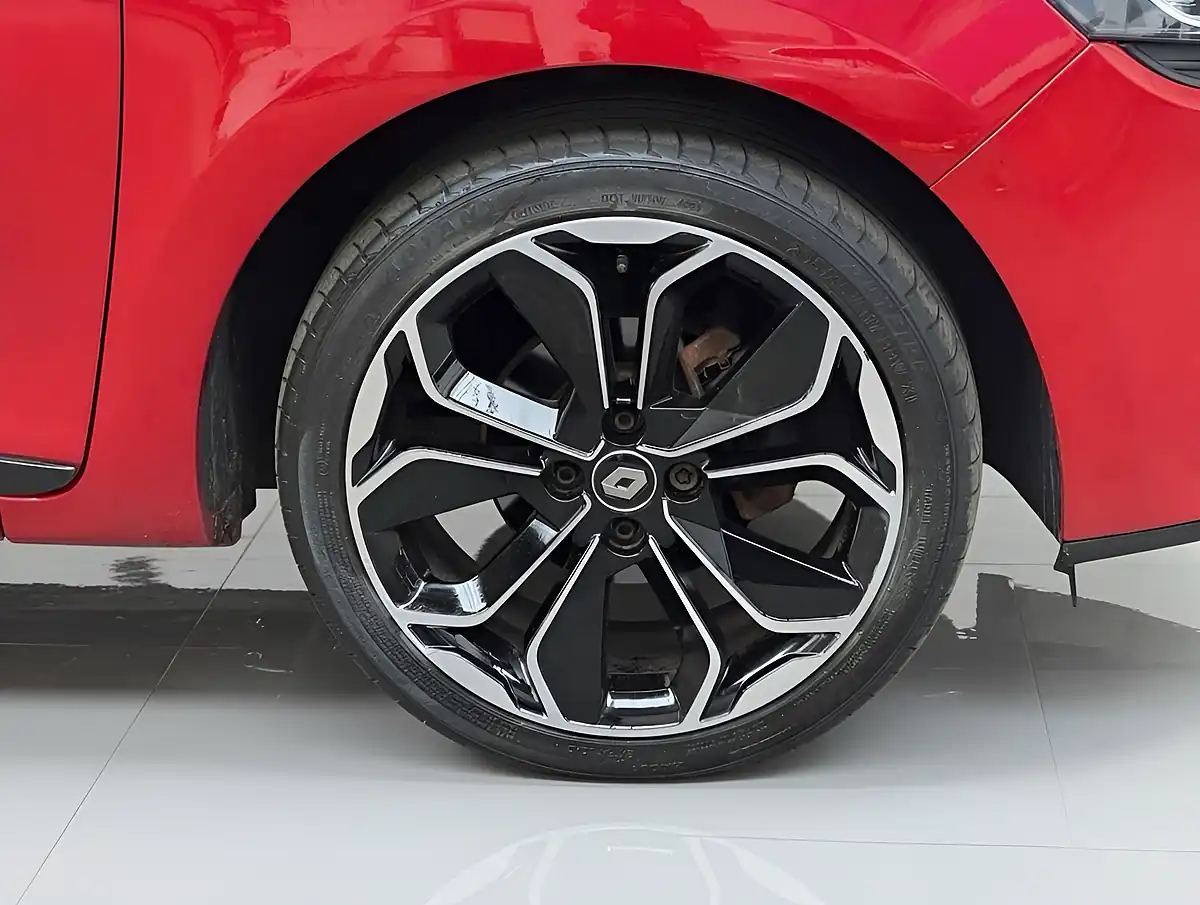Used 2019 Renault Clio Iconic Red - Interior and Exterior details 6