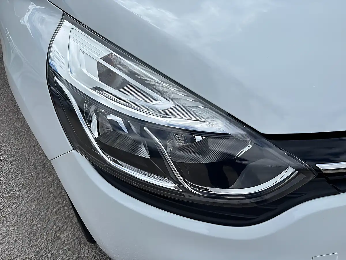 Used 2019 Renault Clio Iconic White - Interior and Exterior details 15