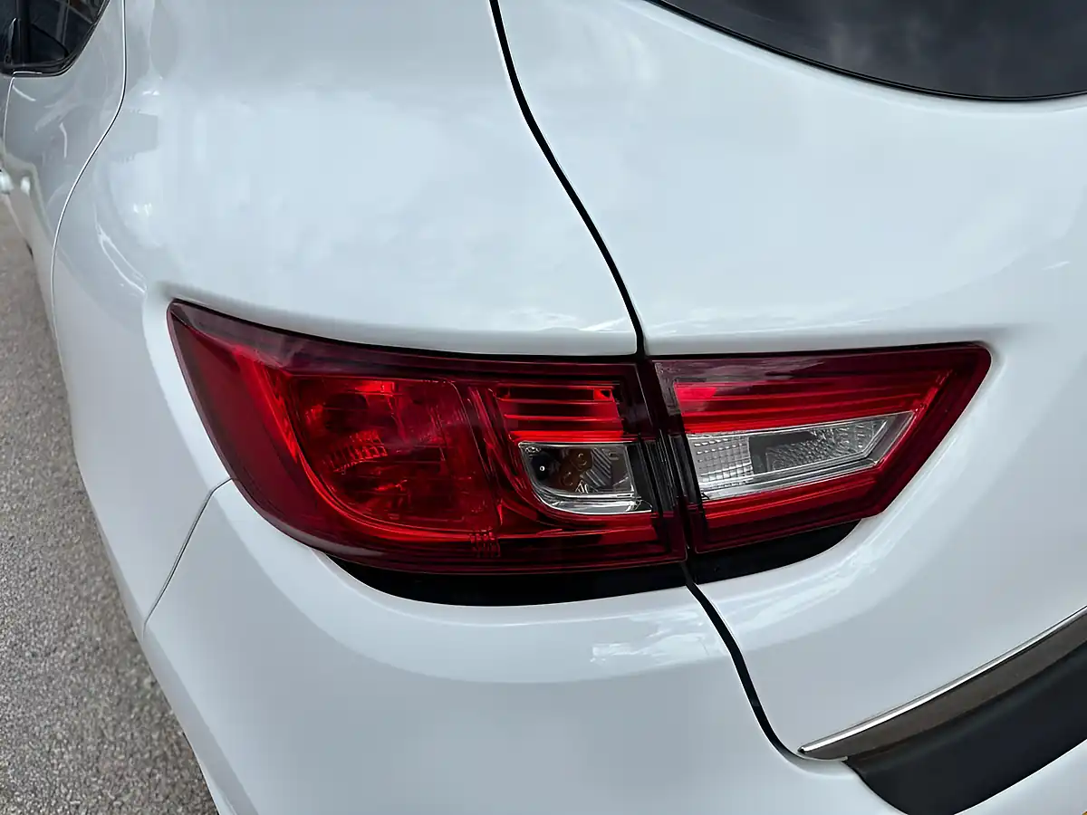 Used 2019 Renault Clio Iconic White - Interior and Exterior details 17