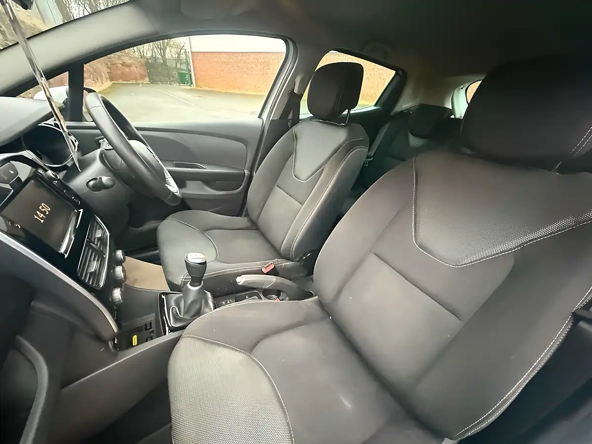 Used 2019 Renault Clio Iconic White - Interior and Exterior details 16