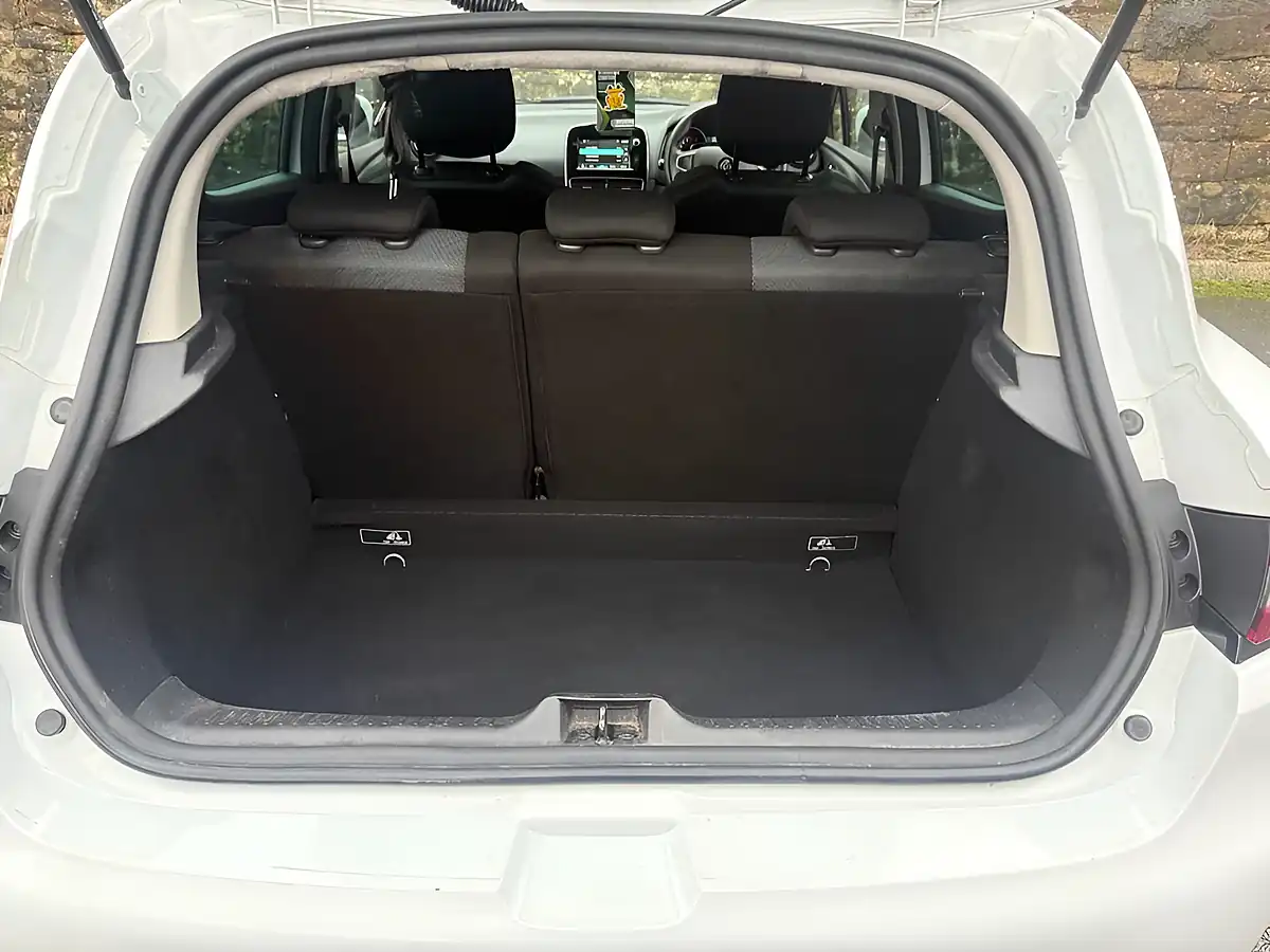 Used 2019 Renault Clio Iconic White - Interior and Exterior details 9