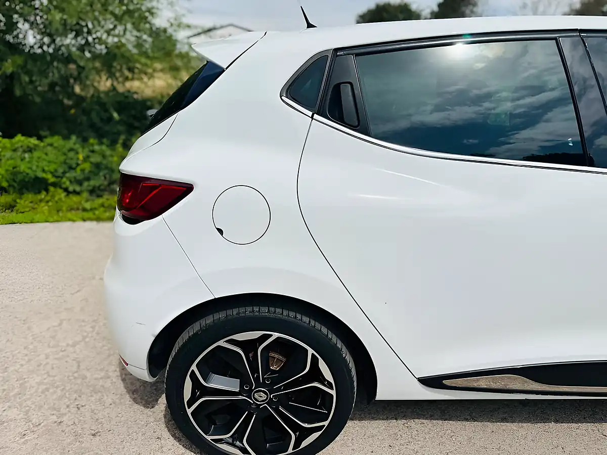 Used 2019 Renault Clio Iconic White - Interior and Exterior details 5