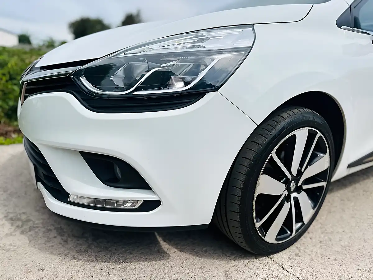 Used 2019 Renault Clio Iconic White - Interior and Exterior details 9