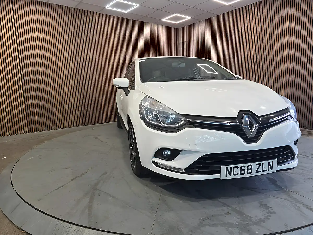 Used 2019 Renault Clio Iconic White - Front View