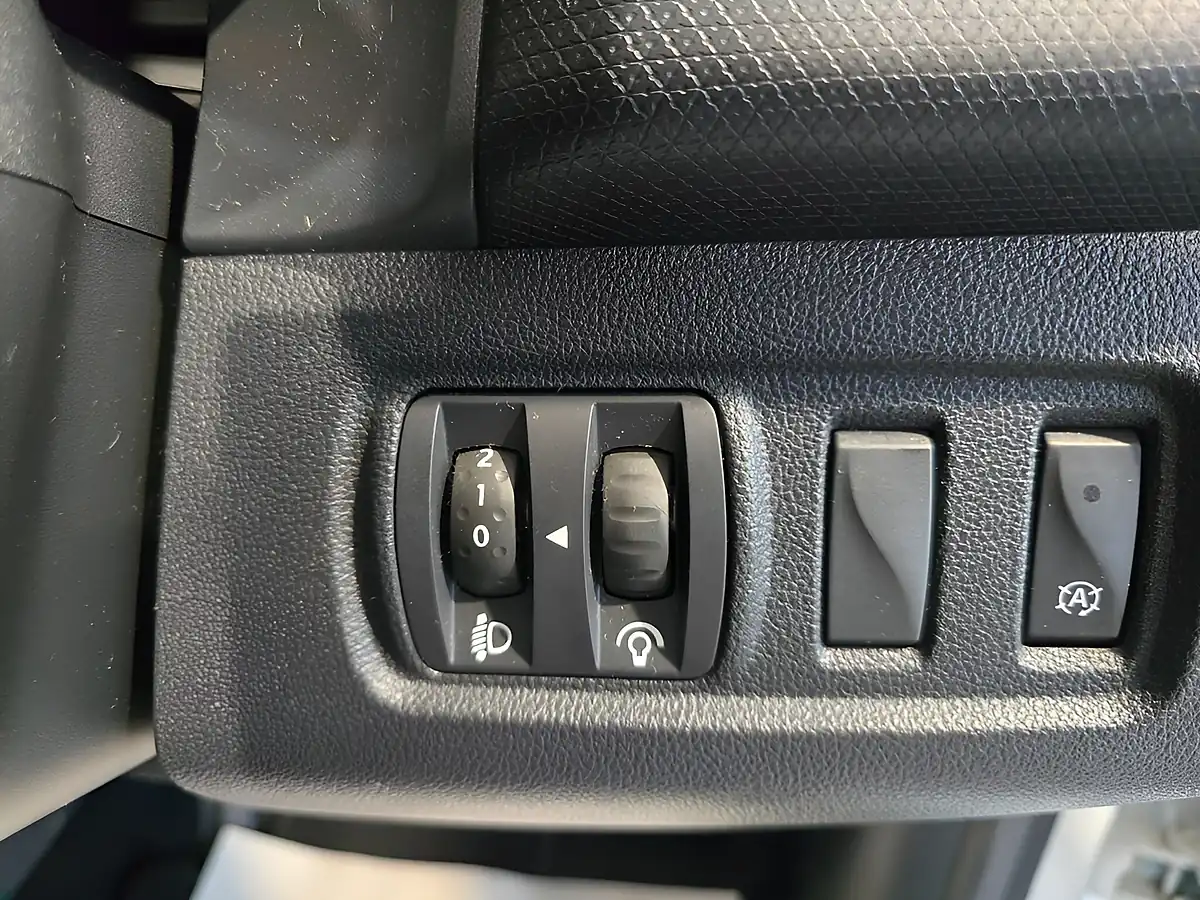 Used 2019 Renault Clio Iconic White - Interior and Exterior details 20