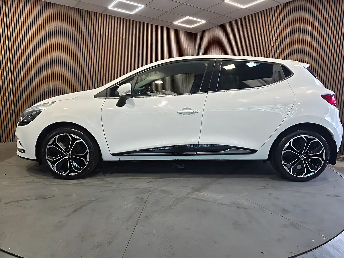Used 2019 Renault Clio Iconic White - Interior and Exterior details 5