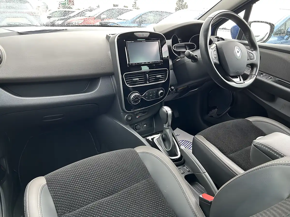 Used 2019 Renault Clio Lutecia Blue - Interior and Exterior details 14