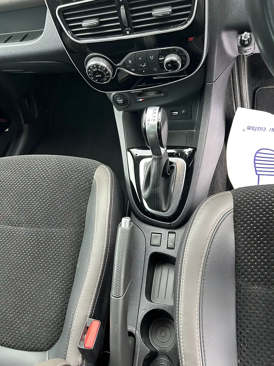 Used 2019 Renault Clio Lutecia Blue - Interior and Exterior details 3