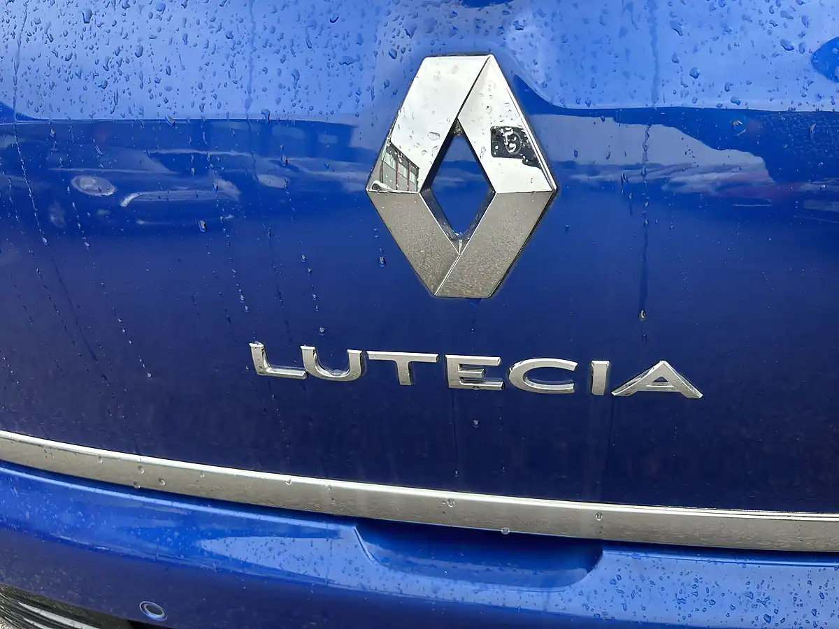 Used 2019 Renault Clio Lutecia Blue - Interior and Exterior details 7