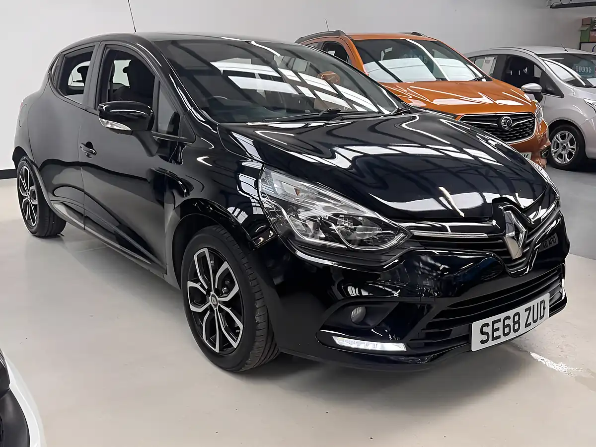 Used 2019 Renault Clio Play Black - Interior and Exterior details 5