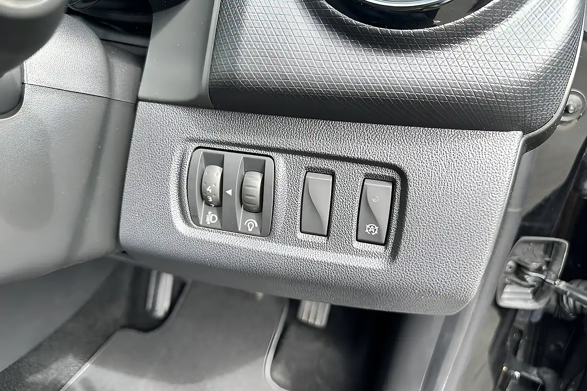 Used 2019 Renault Clio Play Black - Interior and Exterior details 8