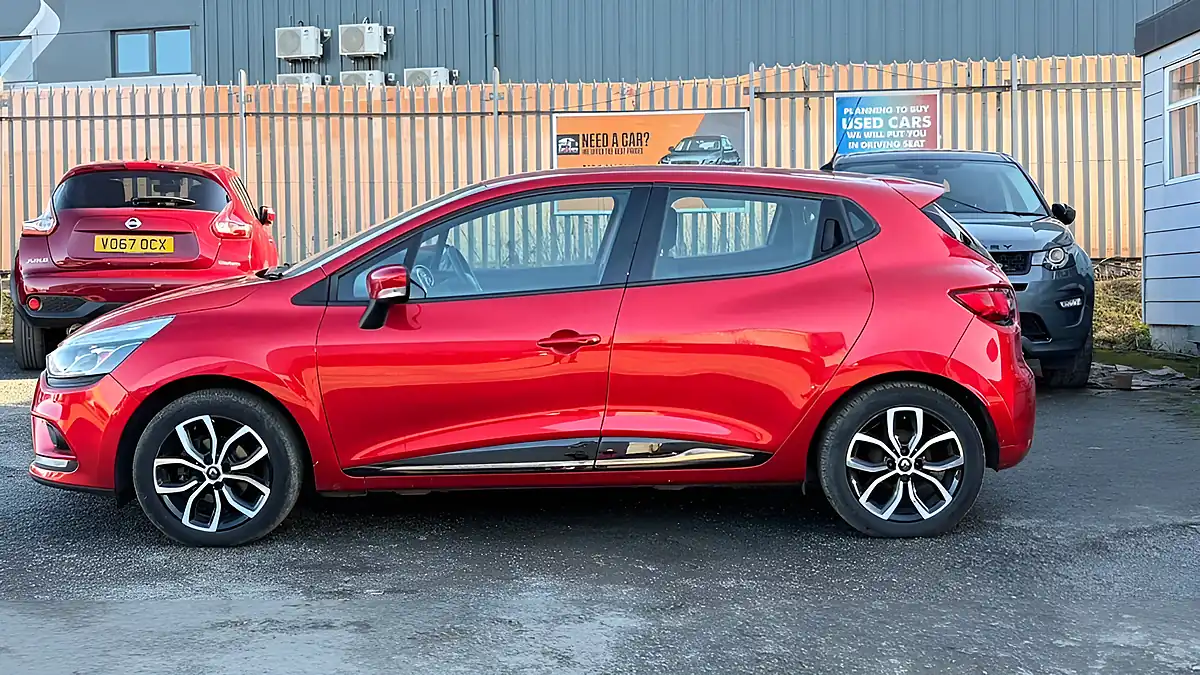 Used 2019 Renault Clio Play Red - Interior and Exterior details 18