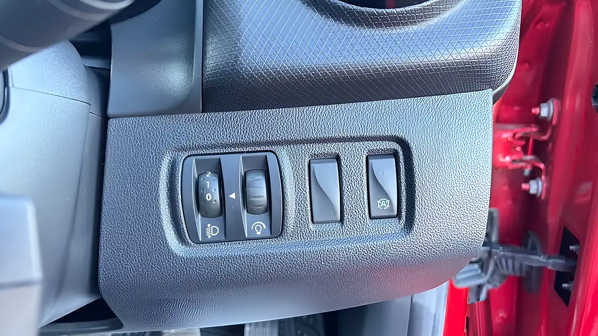 Used 2019 Renault Clio Play Red - Interior and Exterior details 19