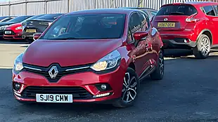 Used 2019 Renault Clio Play Red - Interior and Exterior details 3