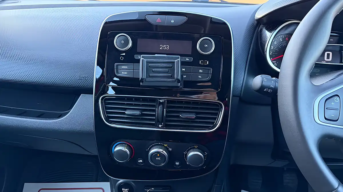 Used 2019 Renault Clio Play Red - Interior and Exterior details 8