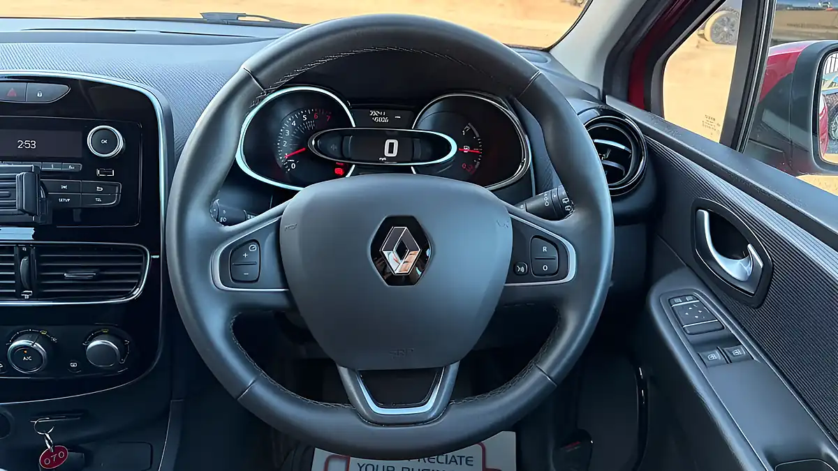 Used 2019 Renault Clio Play Red - Interior and Exterior details 9
