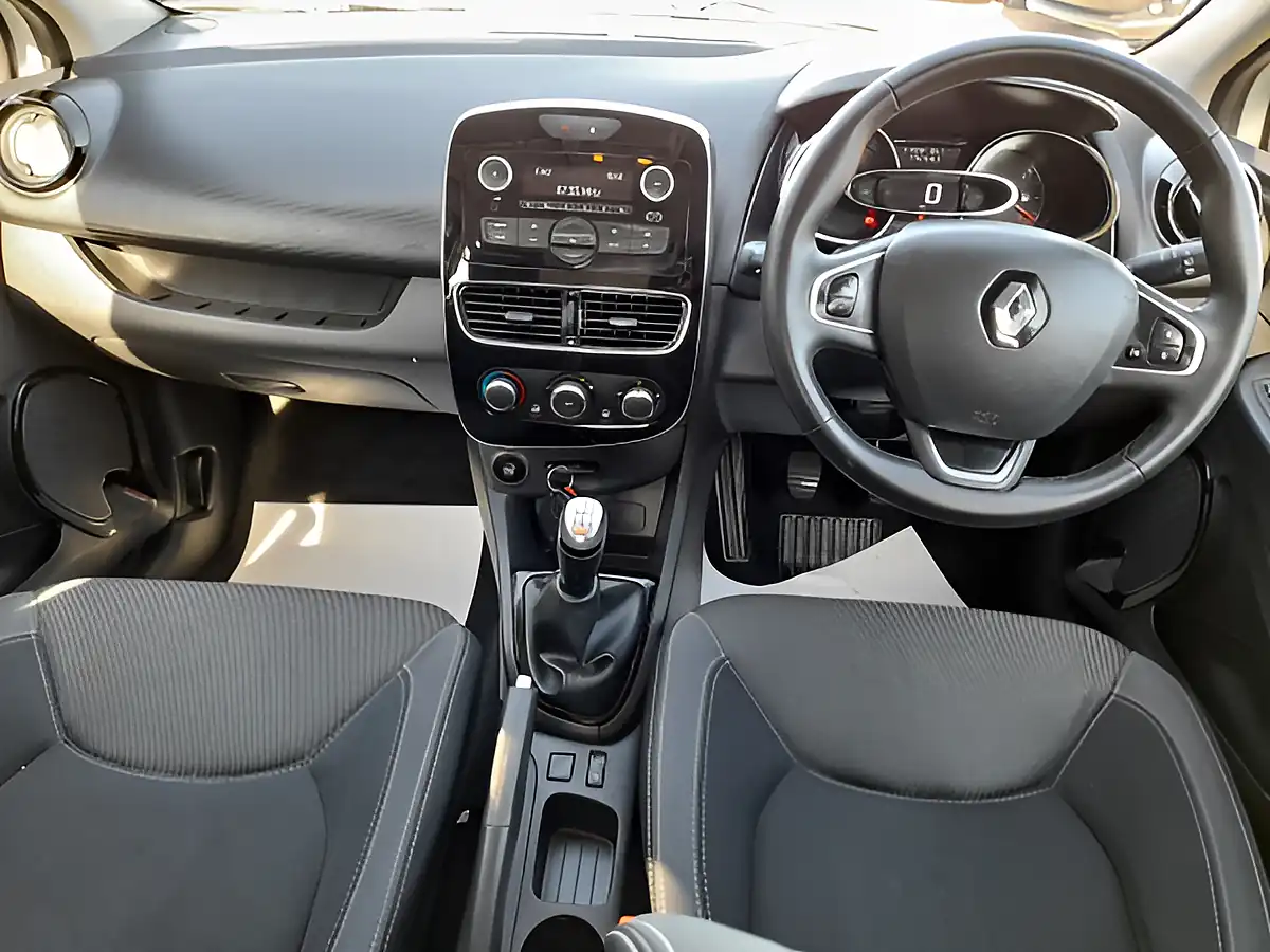 Used 2019 Renault Clio Play White - Interior and Exterior details 12