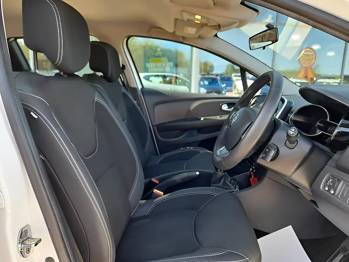 Used 2019 Renault Clio Play White - Interior and Exterior details 13