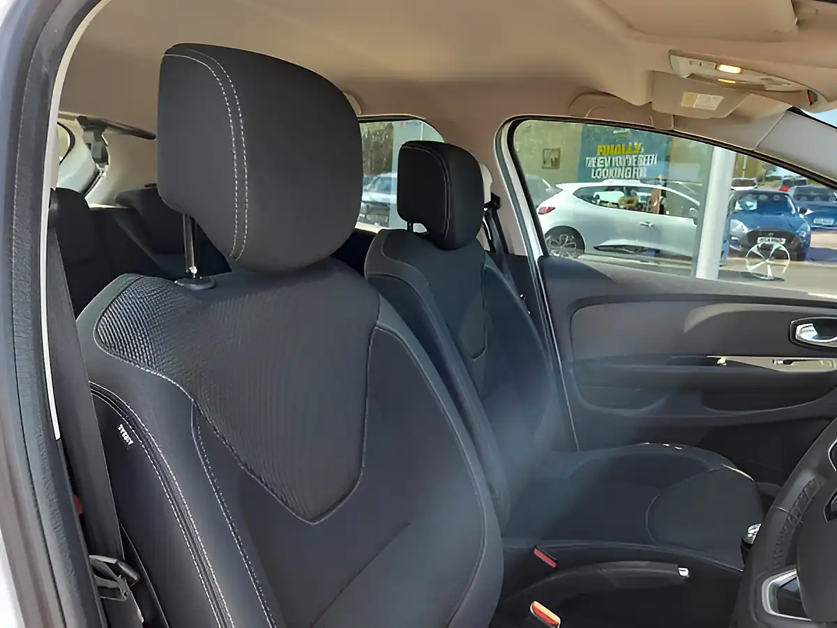 Used 2019 Renault Clio Play White - Interior and Exterior details 14
