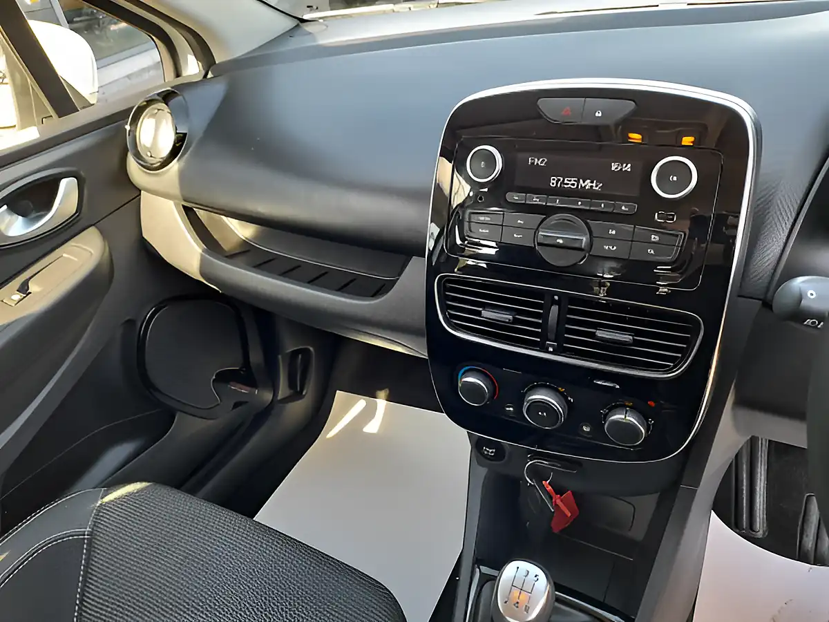 Used 2019 Renault Clio Play White - Interior and Exterior details 16