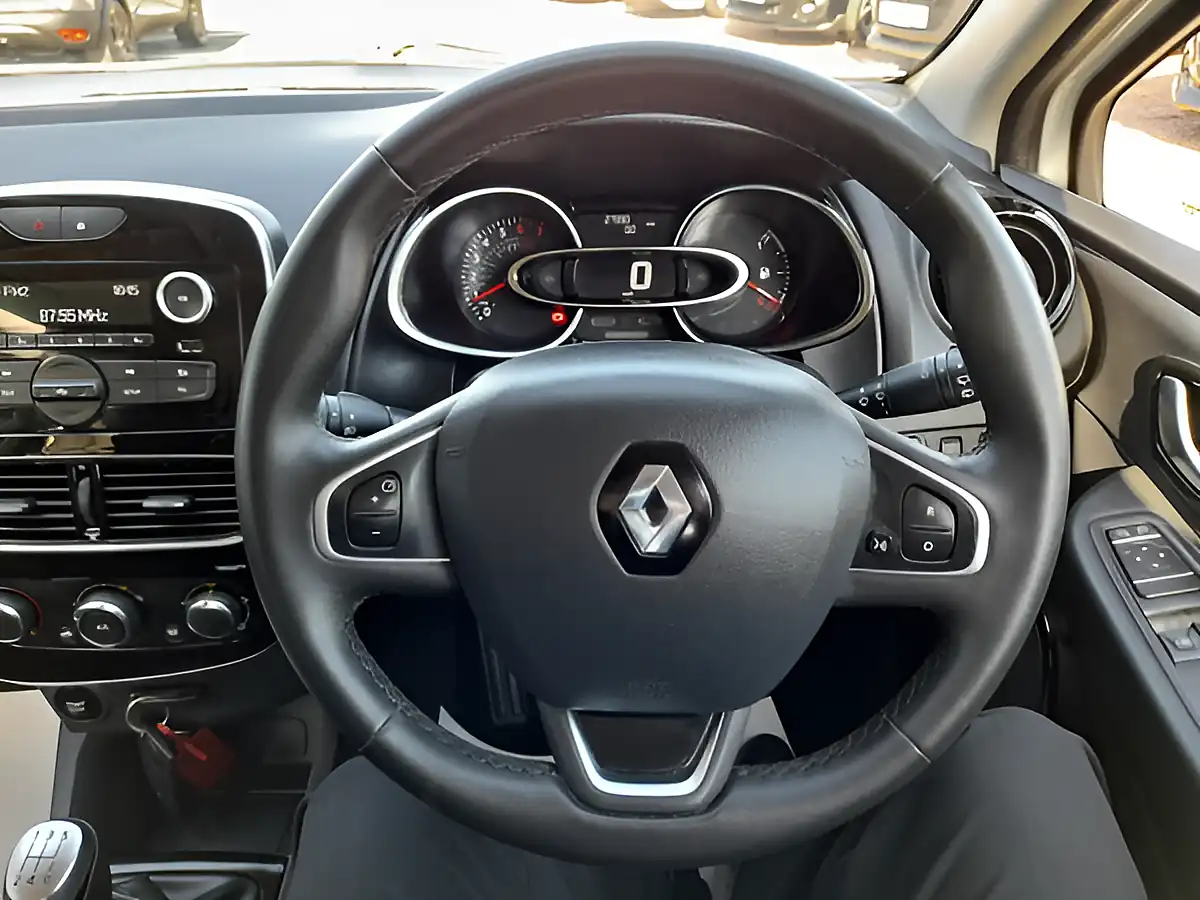 Used 2019 Renault Clio Play White - Interior and Exterior details 20