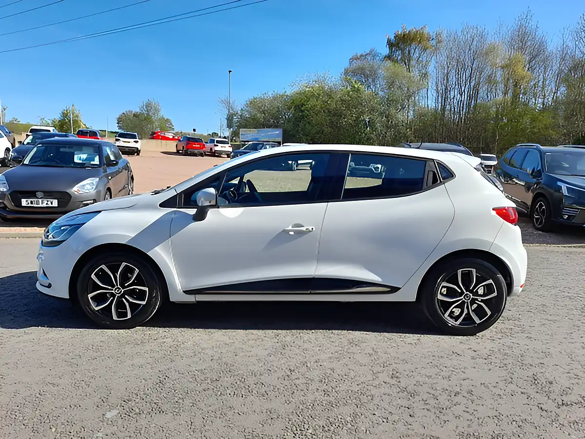 Used 2019 Renault Clio Play White - Interior and Exterior details 4