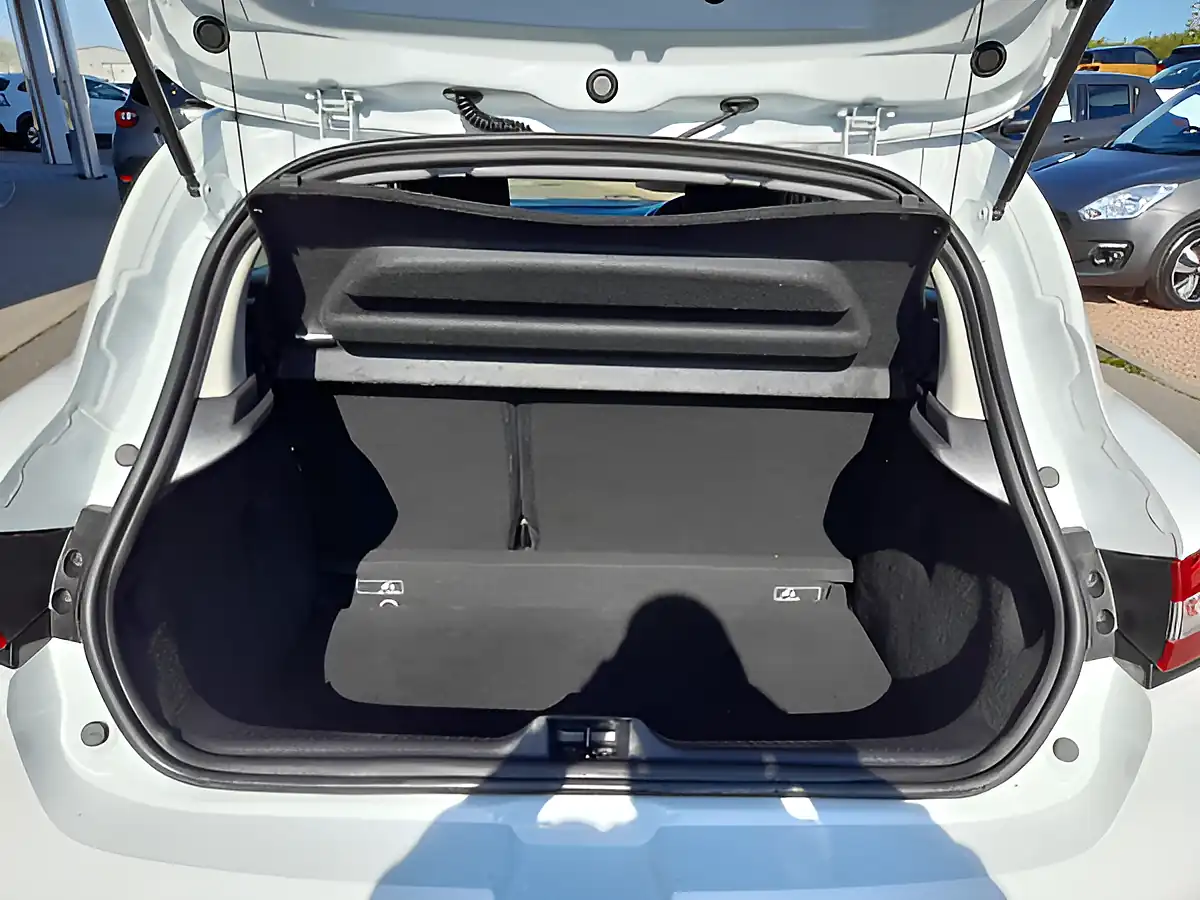 Used 2019 Renault Clio Play White - Interior and Exterior details 7